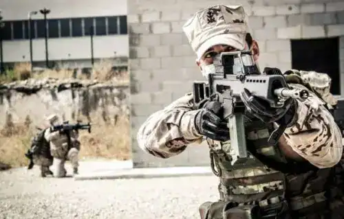 Militar del ejército durante maniobras, relacionado con la preparación para la oposición de intendencia militar