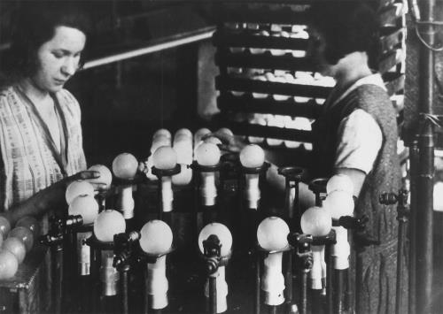 Lámpabélyegző automata a Tungsram gyárban az 1930-as években. Forrás: tankonyvtar.hu