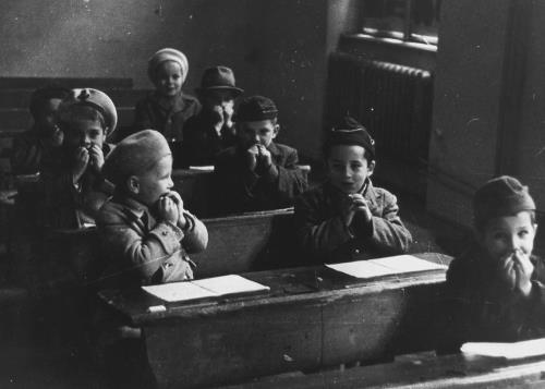 Fűtetlen iskolában indul az oktatás 1945-ben - Forrás: tankonyvtar.hu