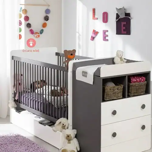 Berceau évolutif blanc avec commode intégrée, lit bébé modulable et meuble rangement enfant