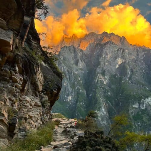 Tiger Leaping Gorge & Black Sea Lake: 2-Day Iconic Trek (Beginner Friendly)