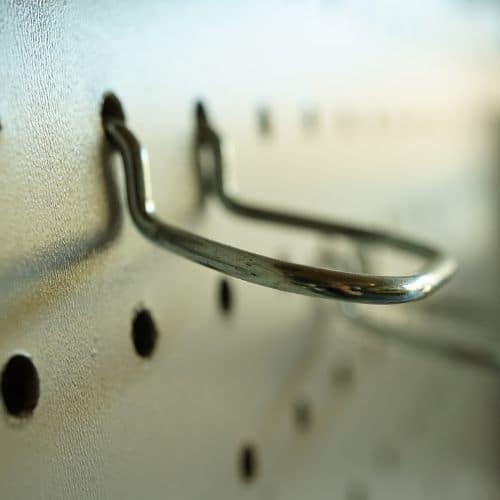 Organize tools on a pegboard: choose your hooks and accessories