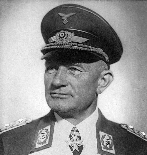 Generaal Friedrich Christiansen in Nederland, 1940–1945 Generaal Friedrich Christiansen, Duits opperbevelhebber in Nederland tijdens de Tweede Wereldoorlog, afgebeeld in uniform, circa 1940–1945.