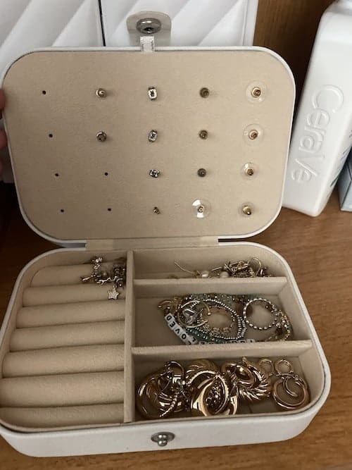 Dorm Room Storage: Jewelry Organizer