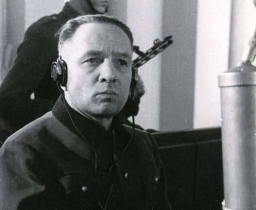 Rudolf Höss tijdens zijn proces in Warschau na de Tweede Wereldoorlog, voorafgaand aan zijn veroordeling en executie in Auschwitz.