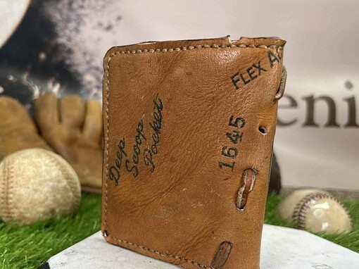 Roberto Clemente Early Career Wallet - Image 4