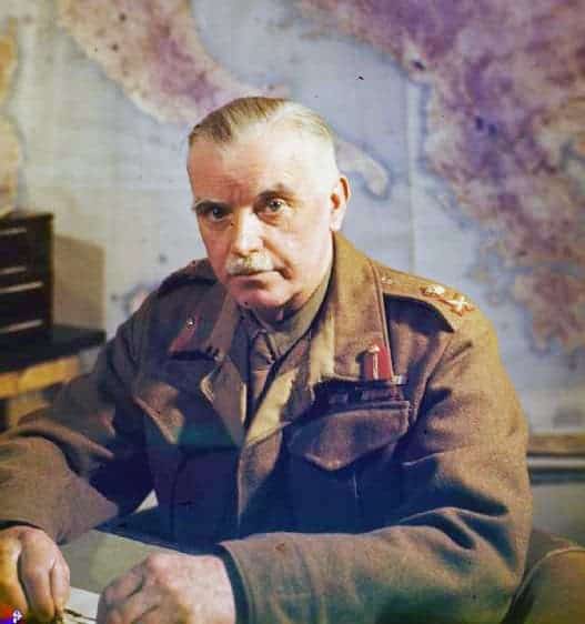 Luitenant-generaal W.D. Morgan aan zijn bureau met kaart van Middellandse Zee bij Allied Forces Headquarters in Caserta, Italië.