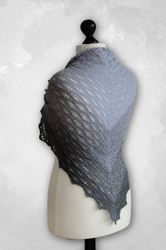 Rückansicht des grauen Häkeltuchs „Miami“ mit feinem Wellenmuster ohne Reliefmaschen.
