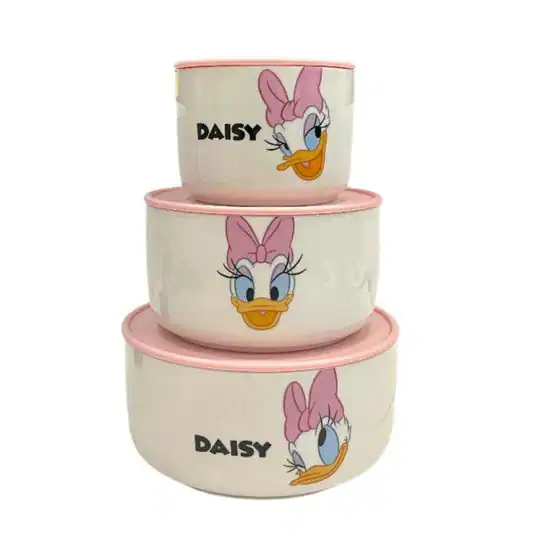 Disney Donald Duck 3-piece airtight bowl set with cheerful design and blue lids, perfect for snacks, fruits, leftovers, lunches, and meals. Made from high-quality, BPA-free, food-safe materials, these bowls are durable, reusable, and easy to clean. The secure airtight lids help keep food fresh and prevent spills, making them great for home, travel, or lunchboxes. Their stackable design also saves space while keeping your kitchen neat and organized. ✨ Key Features: Official-style Donald Duck design Set of 3 bowls with secure blue airtight lids Ideal for kids’ meals, snacks, fruits, and leftovers Food-grade, BPA-free, durable, and lightweight Stackable and space-saving design Easy to clean and carry Fun and practical gift for Disney fans 🎁 Perfect For: Perfect for kids, families, and Disney fans alike, this set is great for school lunches, picnics, travel, and convenient everyday food storage at home.