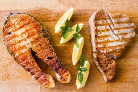 gegrilde vis en vlees