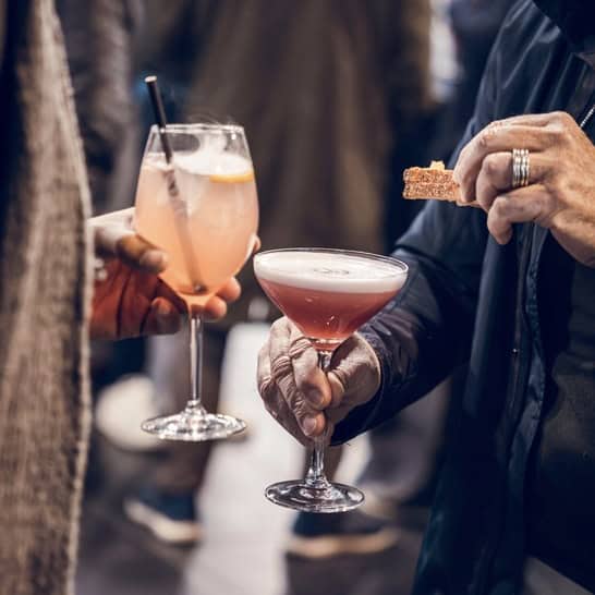 bar a cocktails mobile et cocktails signature lors d'un lancement de vehicule a toulouse