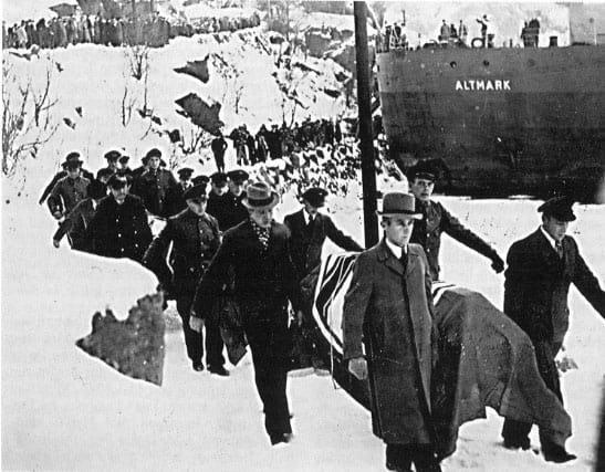 Altmark-incidDuitse gesneuvelden worden in vlaggen gehuld aan land gebracht na het Altmark-incident in de Jøssingfjord, Noorwegenent: Bevrijding gevangenen in Noorse wateren, 16 feb 1940