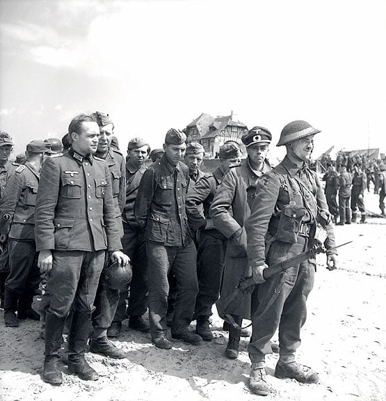 Duitse krijgsgevangenen na de landingen op Juno Beach: voor hen is de oorlog voorbij.