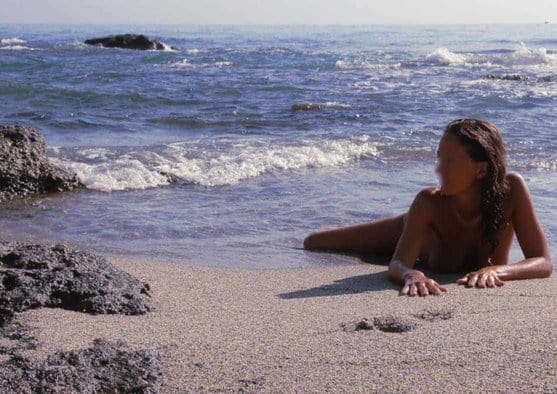 Avec sa nature sauvage hors du commun, la Corse prédispose aux rencontres torrides entre couples et célibataires