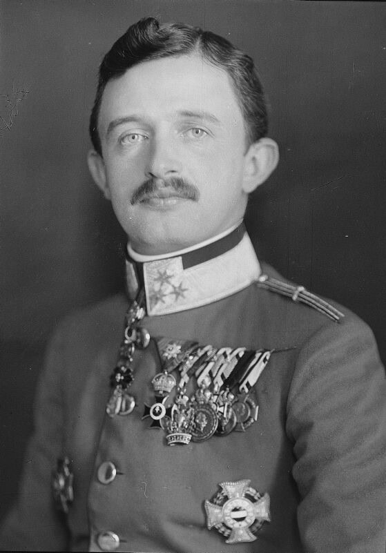 Portret van keizer Karel I van Oostenrijk in militair uniform met onderscheidingen tijdens de Eerste Wereldoorlog