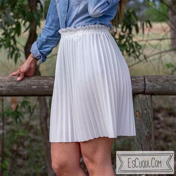 falda corta plisada lisa