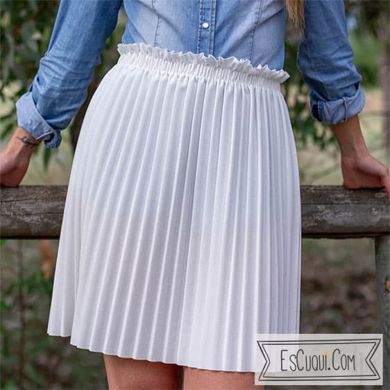 falda corta plisada lisa