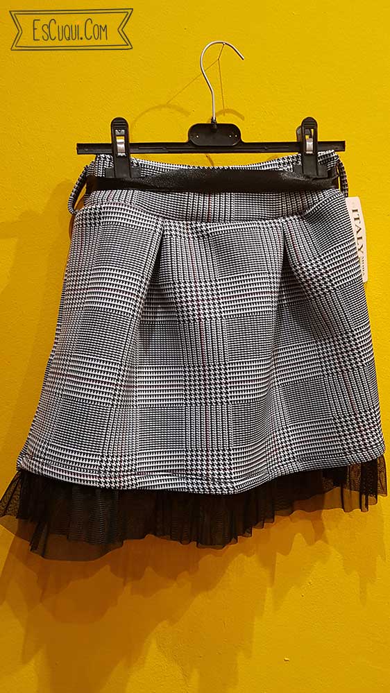 faldita cuadros niña blanca y negra