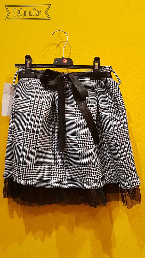 faldita cuadros niña blanca y negra
