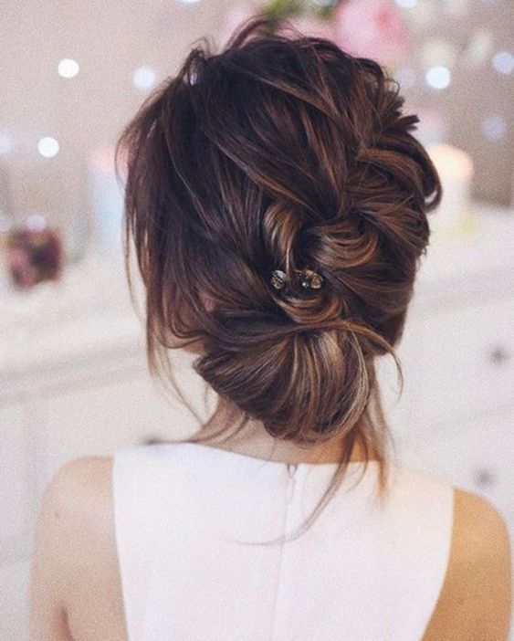 penteados long bob com tranças e coque baixo