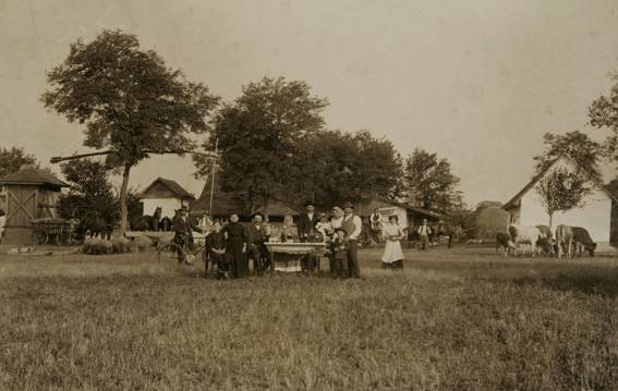 Családi ünnep tanyán az 1920-as években. Forrás: sulinet.hu
