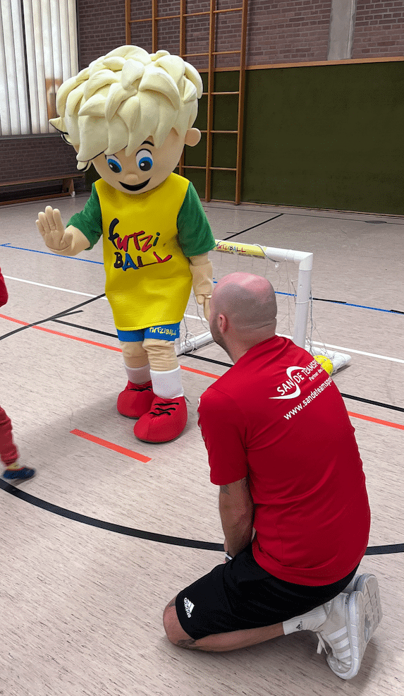 Trainer und Kinder beim Futziball-Training in Wevelinghoven, lachende Gesichter auf dem Spielfeld