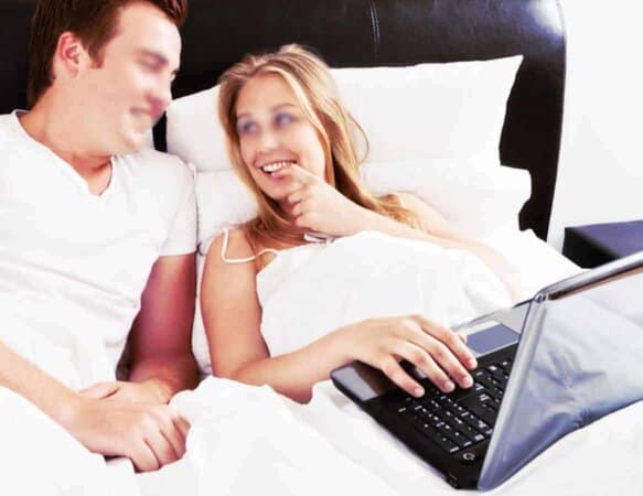 Regarder des photos de cul et des vidéos porno excite les couples autant que les célibataires