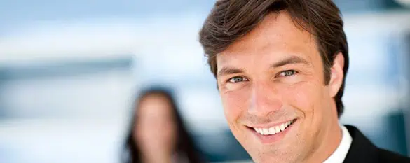 Das Bild zeigt einen lächelnden Jungen Mann