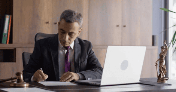 difference between lawyers and attorneys