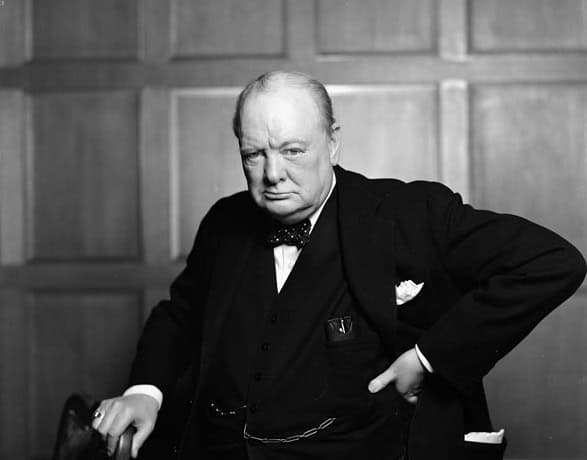 Winston Churchill: Brits staatsman, premier, Nobelprijswinnaar, oorlogsheld. Leiderschap en inspirerende toespraken tijdens de Tweede Wereldoorlog. Staatssymbool van moed en vastberadenheid. Winston Churchill spreekt tijdens de Tweede Wereldoorlog als Brits premier en leider van het Verenigd Koninkrijk.