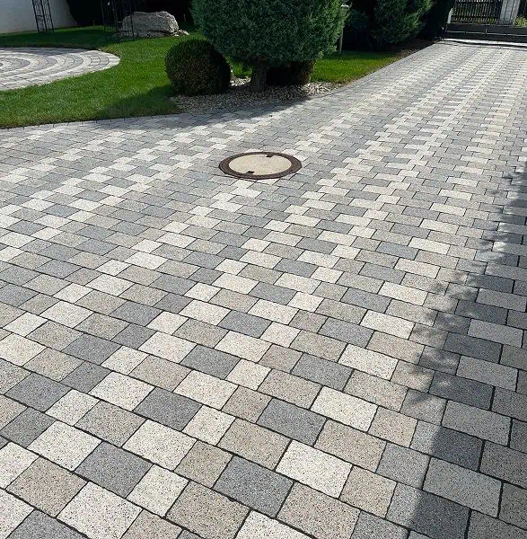 Gereinigte Pflaster Einfahrt: Vorher/Nachher Effekt durch professionelle Steinreinigung. Leistungen im Überblick.