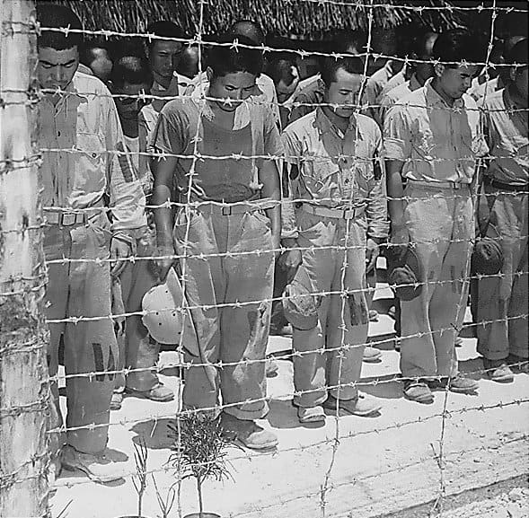 Japanse krijgsgevangenen op Guam met gebogen hoofd, 15 augustus 1945, na Hirohito's aankondiging van Japan's onvoorwaardelijke overgave.