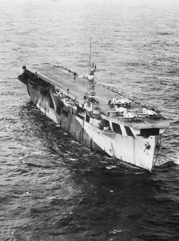 HMS Nairana op zee met Sea Hurricanes op het voordek, later overgedragen aan de Koninklijke Marine als HNLMS Karel Doorman.