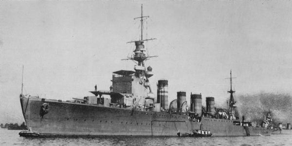 Japanse lichte kruiser Jintsū De Jintsū was een Japanse lichte kruiser, actief in WOII, en zonk tijdens de Slag bij Kolombangara in 1943.