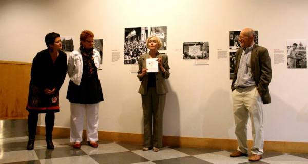 Eva Voisin, Magyarország San Franciskói tiszteletbeli konzulja, mutatja 1990-es magyarországi sajtós engedélyét "Witness to Change" utazó képkiállításon.