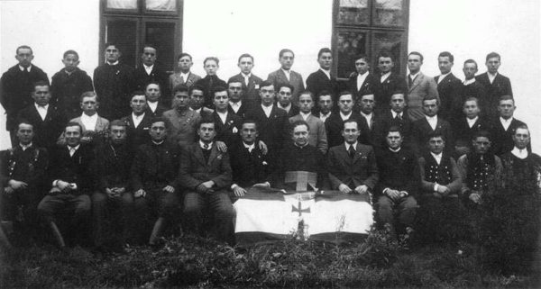 A KALOT lelkigyakorlatának résztvevői (Kalocsa, 1937) - Forrás: mek.oszk.hu