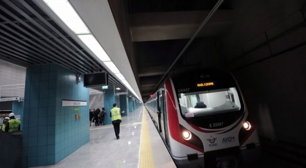 Egy vasúti szerelvény az Isztambul ázsiai és európai oldalát összekötő vasúti alagút, a Marmaray ünnepélyes megnyitása előtt 2013. október 29-én. Az összesen 13,6 kilométeres Marmaraynak egy 1,4 kilométeres szakasza húzódik az Európát Ázsiától elválasztó Boszporusz alatt. Ez a rész több mint 55 méterrel a tengerszint alatt található és ezzel a legmélyebben fekvő vasúti alagút a világon. (MTI/AP)