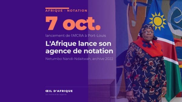 Netumbo Nandi-Ndaitwah, présidente de la Namibie, devant le drapeau namibien ; elle a salué à l'ONU le lancement de l'agence africaine de notation AfCRA