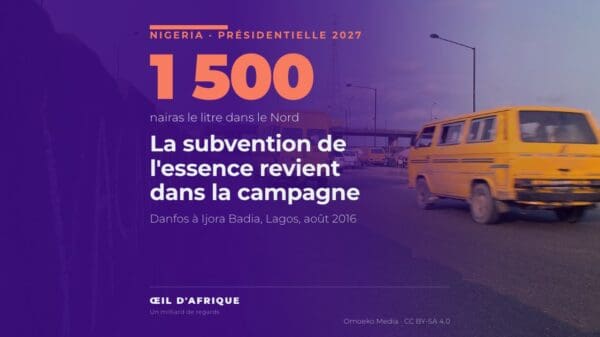 Des minibus danfo jaunes circulent à Ijora Badia, à Lagos, dans un Nigeria où la subvention de l'essence revient dans la campagne présidentielle