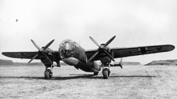 Dornier Do 317V-1: Duits prototype bommenwerper Prototype Dornier Do 317V-1, een Duitse middelzware bommenwerper uit WOII, ontwikkeld door Dornier maar nooit operationeel ingezet.