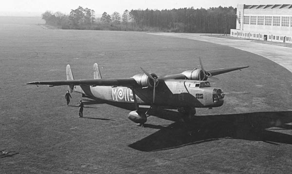 Handley Page H.P.54 Harrow van No. 115 Squadron RAF Handley Page H.P.54 Harrow vliegtuig van No. 115 Squadron RAF, opgesteld op een Brits vliegveld in 1939, met historische details.