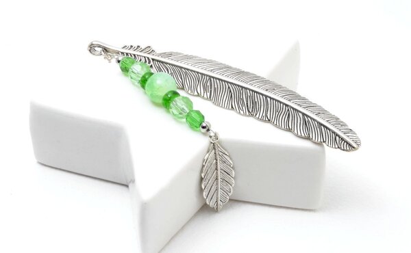 Grünes Lesezeichen mit Blatt Anhänger