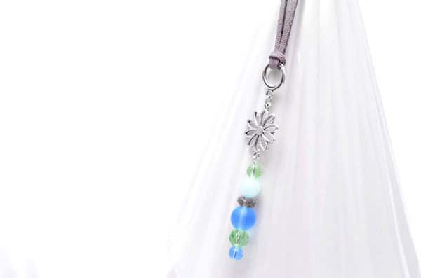 Lange Kette mit Blumenanhänger