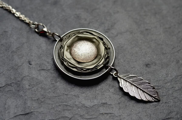 Herbstliche Upcyclingkette mit bunter Kaffekapsel