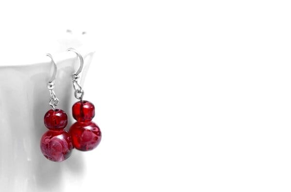 Weinrote Glasperlenohrringe für Weihnachten – Bild 3