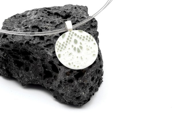 Halsreif mit olivgrünem Porzellanmedaillon