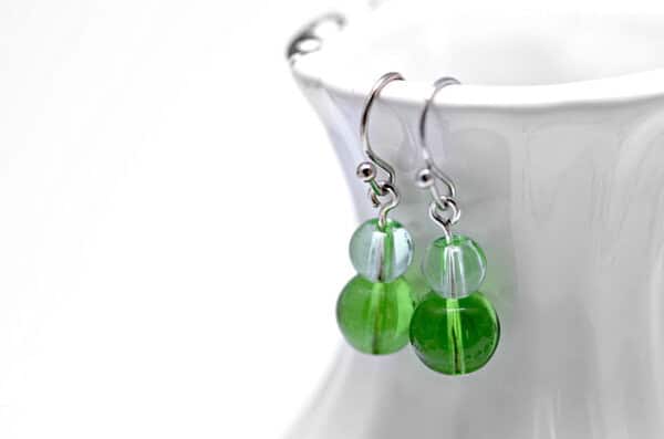 Grüne Glasperlenohrringe minimalistisches Design