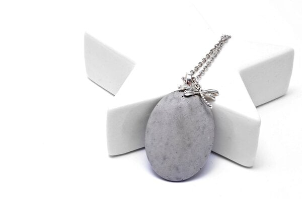 Betonanhänger mit langer Gliederkette