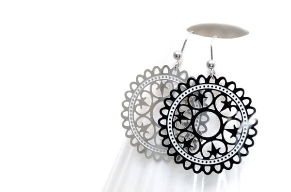 Runde Edelstalohrringe mit Mandalaanhängern