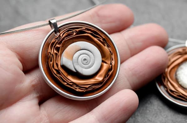 Dunkelbrauner Halsreif Upcycling Kapselschmuck – Bild 2